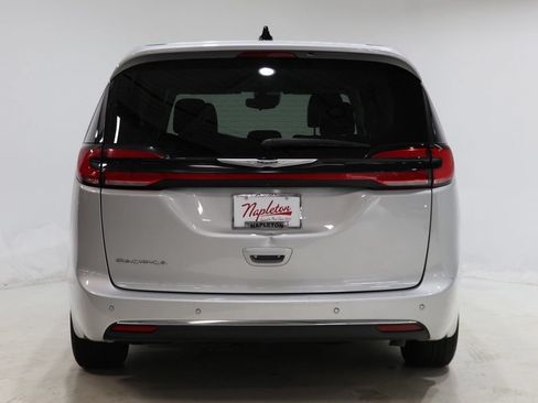 Used 2024 Chrysler Pacifica Touring-L FWD image 7
