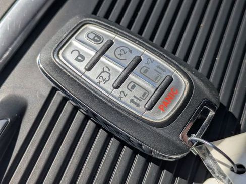 Used 2024 Chrysler Pacifica Touring-L image 33