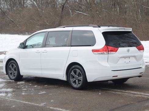Used 2012 Toyota Sienna LE image 24