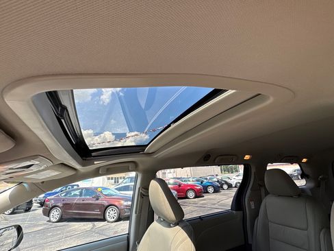 Used 2017 Toyota Sienna XLE w/ XLE Navigation Package FWD image 10