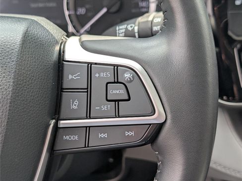 Used 2023 Toyota Highlander XLE AWD/4WD image 25