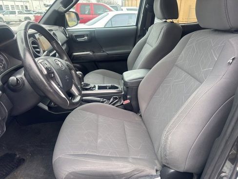 Used 2019 Toyota Tacoma TRD Sport image 10