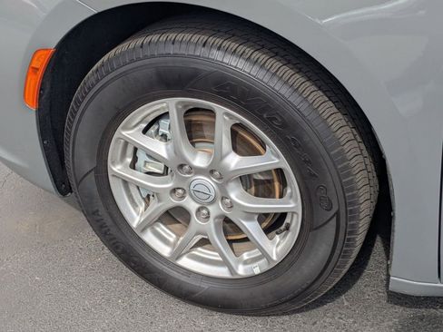 Used 2025 Chrysler Pacifica Select image 13