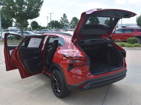 New 2026 Chevrolet Trax LT w/ Sunroof Package FWD image 16