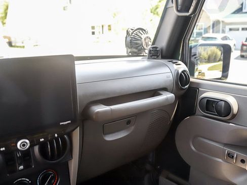 Used 2010 Jeep Wrangler Unlimited Rubicon w/ Dual Top Group AWD/4WD image 58