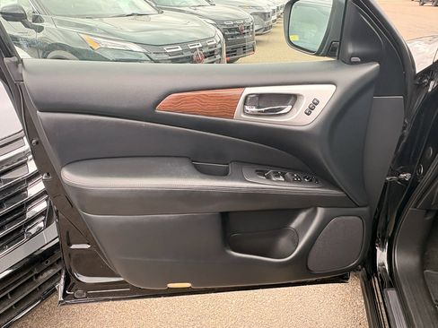 Used 2020 Nissan Pathfinder Platinum AWD/4WD image 17