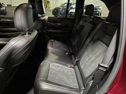 Used 2023 Jeep Grand Cherokee Altitude AWD/4WD image 17