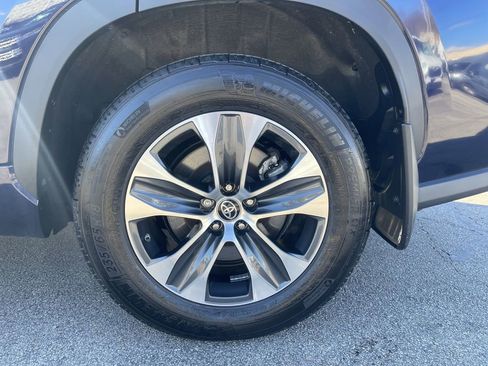 Certified 2025 Toyota Highlander XLE image 10
