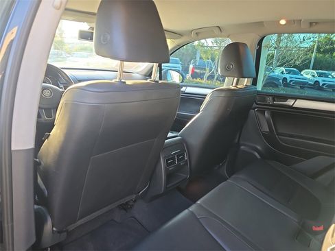 Used 2012 Volkswagen Touareg VR6 image 11