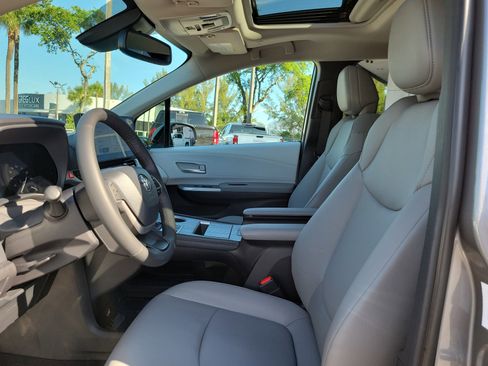Used 2026 Toyota Sienna XLE FWD image 13