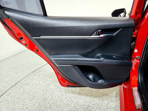 Used 2019 Toyota Camry SE image 18