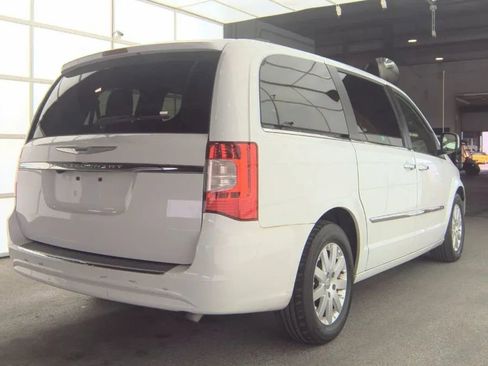 Used 2016 Chrysler Town & Country Touring w/ Driver Convenience Group FWD image 5