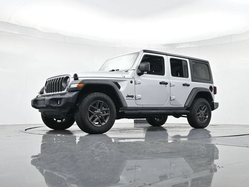 Used 2024 Jeep Wrangler Unlimited Rubicon AWD/4WD image 40