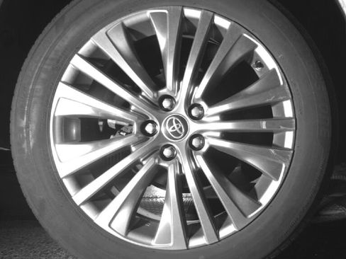 Used 2021 Toyota Venza XLE w/ Softex Package image 15