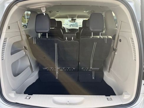 Used 2024 Chrysler Pacifica Touring-L image 15