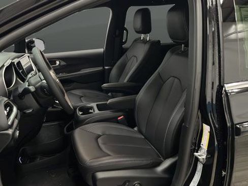 New 2026 Chrysler Voyager LX image 9