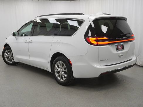 Used 2022 Chrysler Pacifica Touring-L AWD/4WD image 14