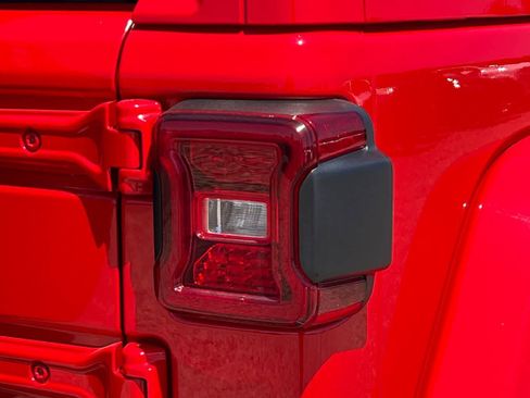 Used 2025 Jeep Wrangler Unlimited Sahara AWD/4WD image 17