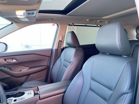 Used 2025 Nissan Rogue SL w/ Tech Package image 10