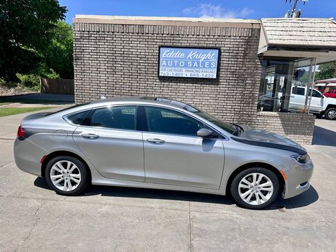 Used 2017 Chrysler 200 Limited Platinum w/ Comfort & Convenience Group FWD image 2