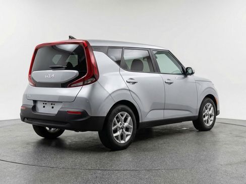 Used 2025 Kia Soul LX w/ LX Technology Package FWD image 9