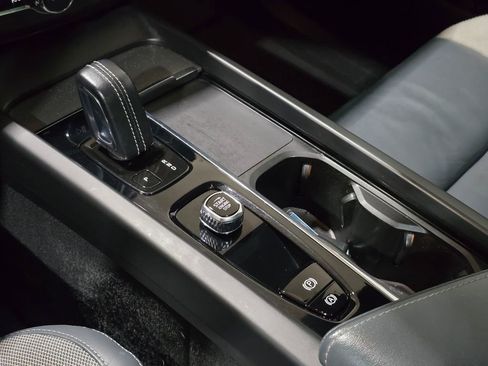 Used 2022 Volvo XC60 B5 R-Design w/ Climate Package image 15