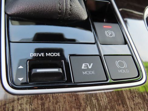 Used 2025 Toyota Sienna Platinum AWD/4WD image 15