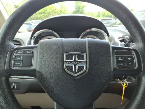 Used 2018 Dodge Grand Caravan SE w/ UConnect Hands-Free Group FWD image 11