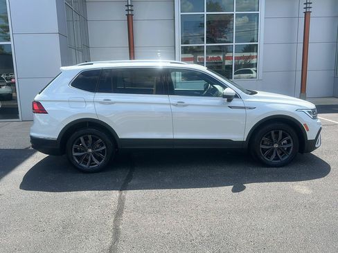 Used 2023 Volkswagen Tiguan SE AWD/4WD image 2