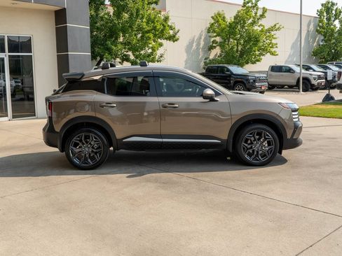 Used 2025 Nissan Kicks SR w/ SR Premium Package AWD/4WD image 8