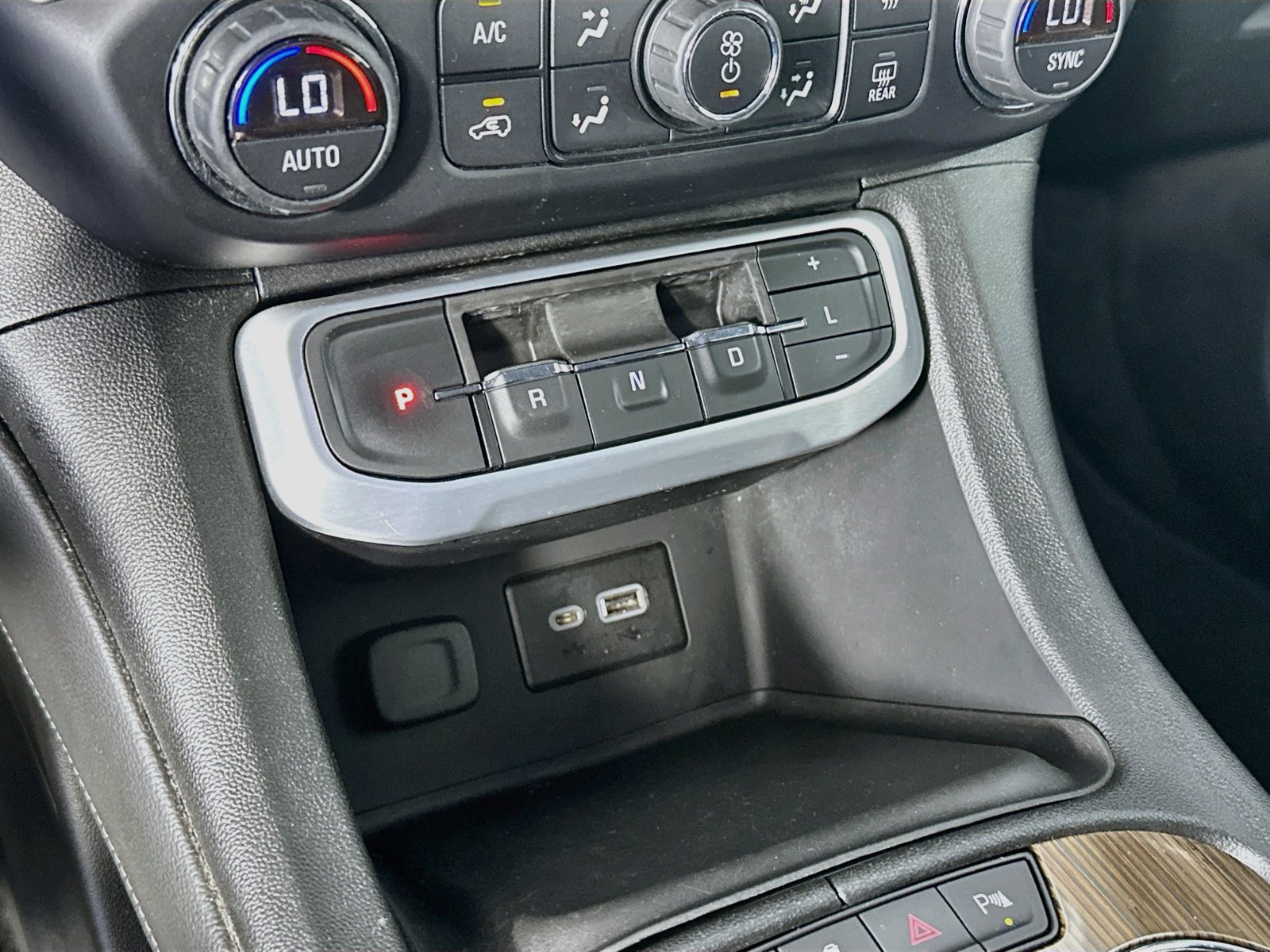 Used 2020 GMC Acadia SLE w/ Driver Convenience Package AWD/4WD image 16