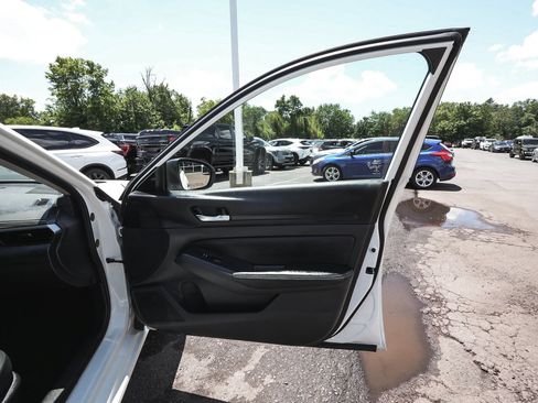 Used 2025 Nissan Altima 2.5 SV AWD/4WD image 14
