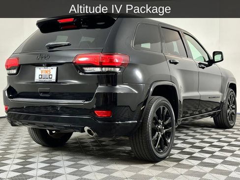 Used 2018 Jeep Grand Cherokee Altitude RWD image 4