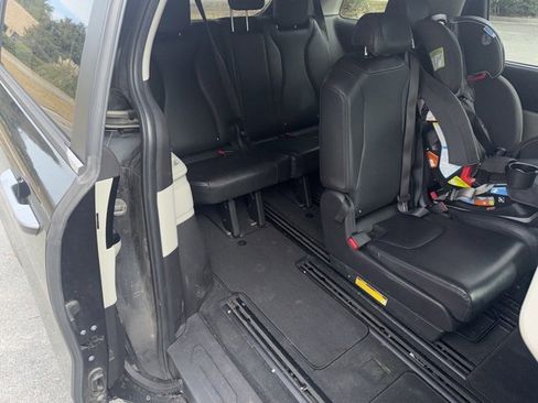 Used 2022 Kia Carnival EX image 8