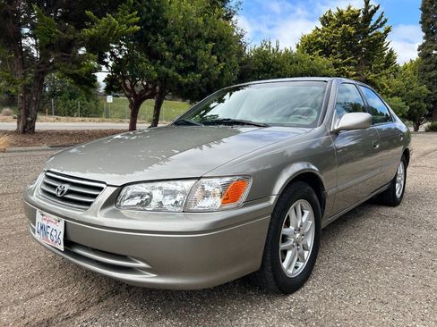 Used 2000 Toyota Camry XLE FWD image 1