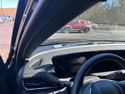 Used 2025 Buick Envista Sport Touring image 32