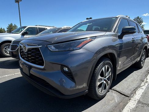 Used 2022 Toyota Highlander XLE AWD/4WD image 4