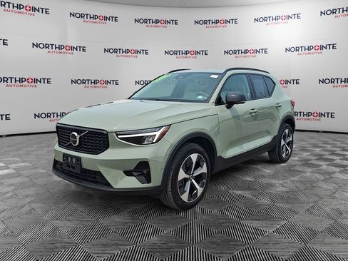 Used 2023 Volvo XC40 B5 Plus w/ Driver Assist Package AWD/4WD image 2