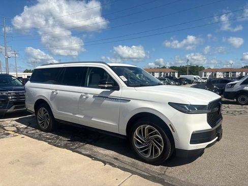 Used 2025 Lincoln Navigator L Reserve AWD/4WD image 3