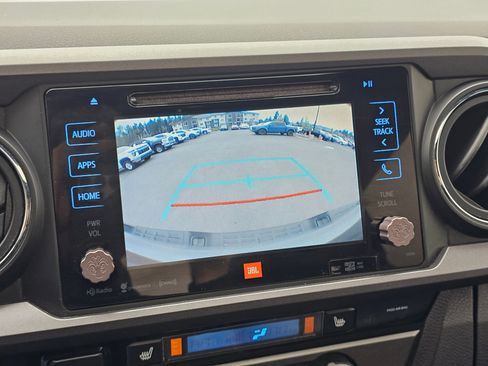 Used 2018 Toyota Tacoma TRD Off-Road AWD/4WD image 19