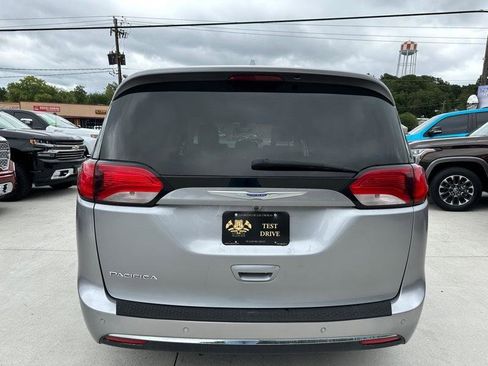 Used 2018 Chrysler Pacifica Touring-L w/ Tire & Wheel Group FWD image 6
