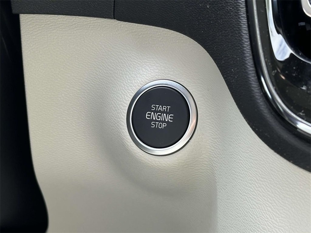 Certified 2025 Volvo XC40 B5 Ultra w/ Protection Package Premier AWD/4WD image 17