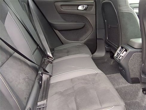 Used 2025 Volvo XC40 B5 Plus image 19
