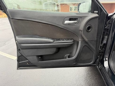 Used 2017 Dodge Charger SXT image 10