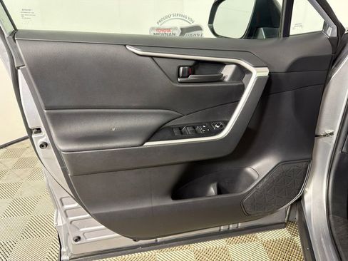 Used 2021 Toyota RAV4 LE FWD image 10