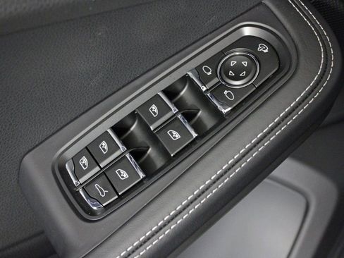 Certified 2025 Porsche Macan image 16