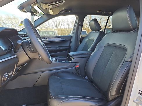 New 2025 Jeep Grand Cherokee Altitude image 15