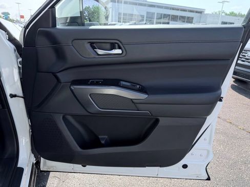 Used 2023 Nissan Pathfinder SL AWD/4WD image 16