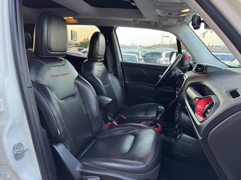 Used 2017 Jeep Renegade Trailhawk w/ Premium Trailhawk Package AWD/4WD image 18