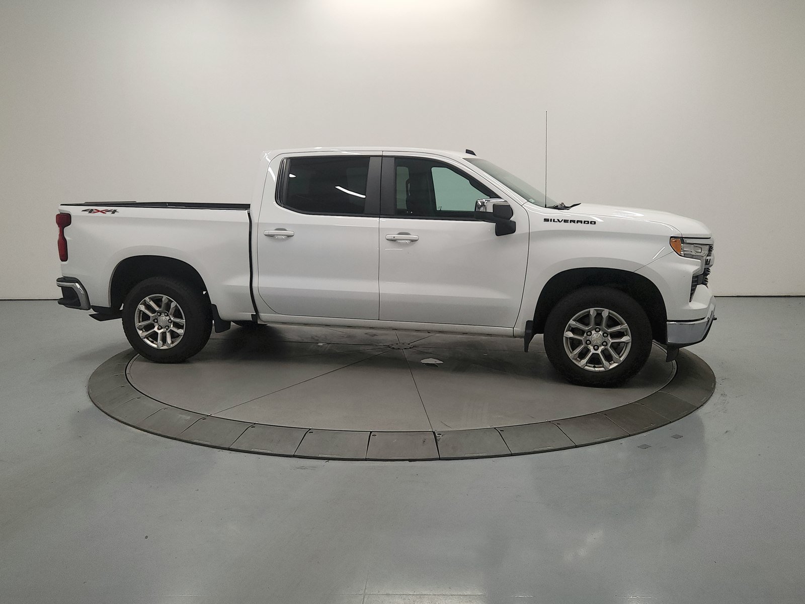 Used 2024 Chevrolet Silverado 1500 LT AWD/4WD image 9